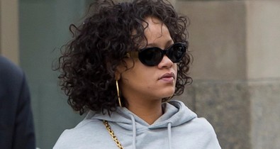 Sosem találod ki, hogy Rihanna milyen cipőt húzott ehhez a szürke melegítőhöz