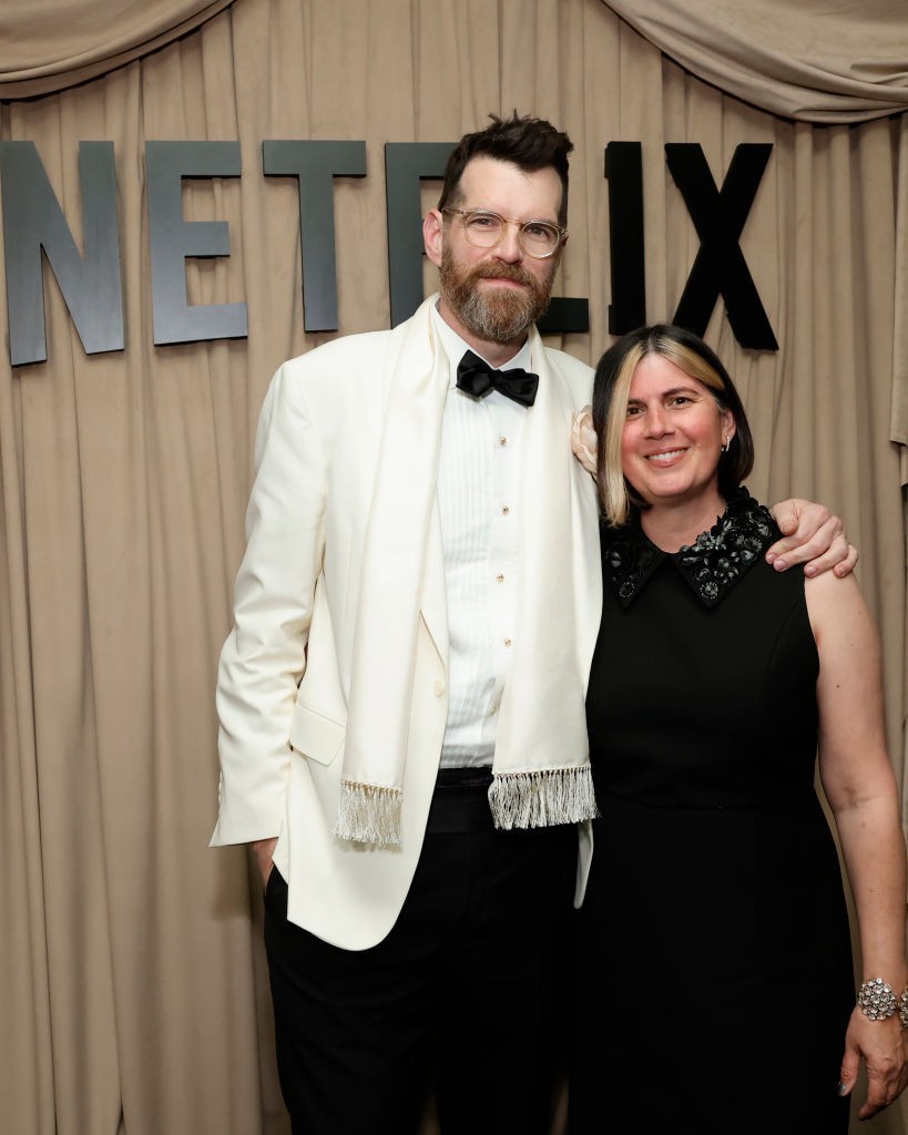 Timothy Simons és Annie Simons - A sorozatban a rabbi testvérét alakító Timothy Simons a képernyőn kívül is rendkívül családcentrikus: feleségével, Annie Simonsszal 2008 júniusa óta élnek boldog házasságban. Bár Annie nem Hollywoodban forgat, a művészetek iránti rajongása közös a férjével, hiszen több mint egy évtizeden át színházi oktatóként dolgozott egy Los Angeles-i középiskolában. A pár életébe 2011 decemberében dupla öröm érkezett, amikor megszülettek ikreik. A színész azóta is rendszeresen kifejezi csodálatát a felesége iránt, aki a kemény munka mellett odaadó édesanyja a gyermekeiknek.