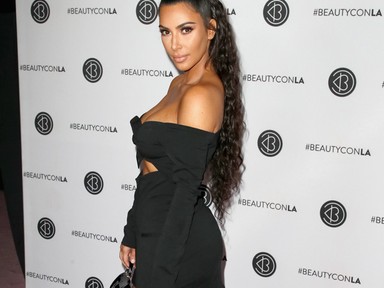 Na ne! Kim Kardashian-t beperelték!