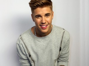 Justin Bieber egy random lány után nyomoz az interneten!