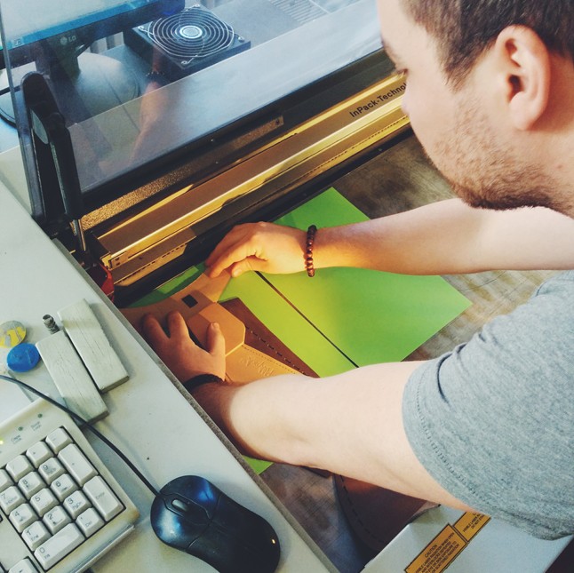 Sára ma nagyon meleg holmikban