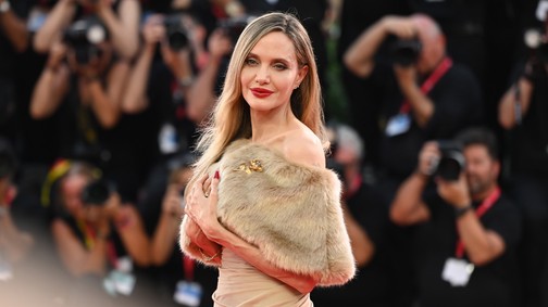 Mintha az Oscar-gálán lennénk: Angelina Jolie és Jenna Ortega meseszép ruhakölteményekben ragyogtak a Velencei Filmfesztivál első napjain