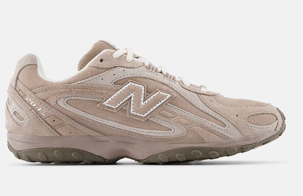A 204L világszerte 2025 júliusában válik elérhetővé a New Balance hivatalos csatornáin
