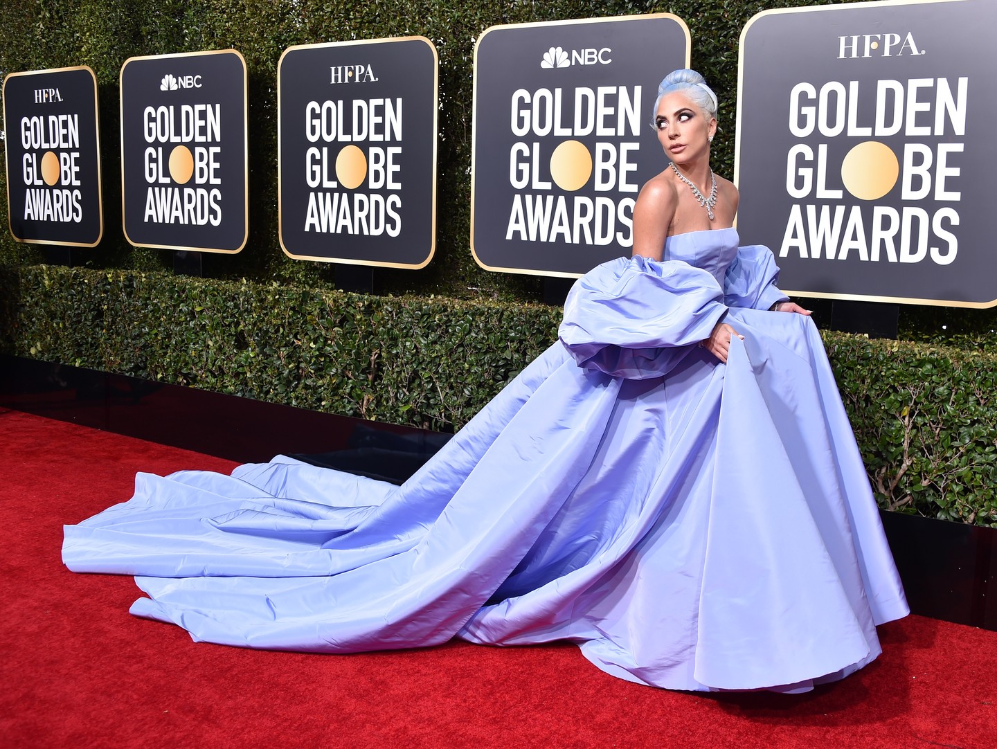 Lady Gaga 2019-ben tarolt a Golden Globe-on Valentino Haute Couture ruhájában, amiben úgy festett, mint Hamupipőke. 