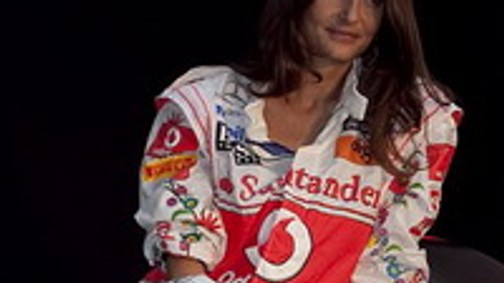 Ebergényi Réka Forma-1 overallt húzott