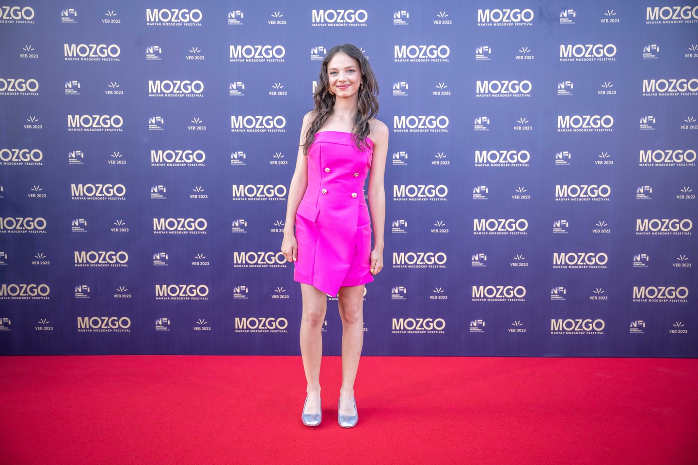 Demeter Villő nominált színésznő a Richard Demeter 2025-ös tavaszi-nyári kollekciójából származó élénk pink, mini koktélruhában érkezett a gálára