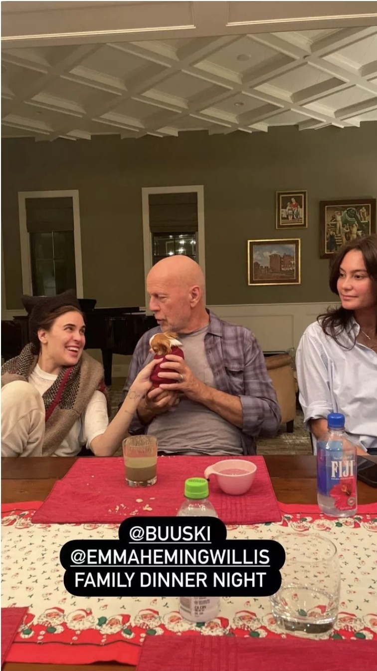 Tallulah, Bruce and Emma Heming Willis a vacsoraasztalnál
