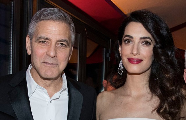 George Clooney és a terhes Amal Clooney