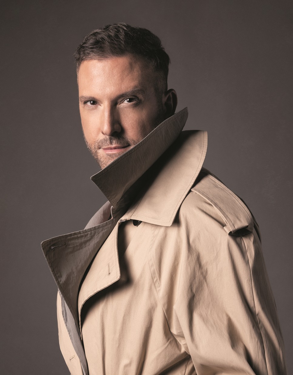 A Merő Péter által készített darabokban felsejlik az a színházadta plusz, amely a kollekciót történettel, karakterrel ruházza fel - Ballonkabát COS