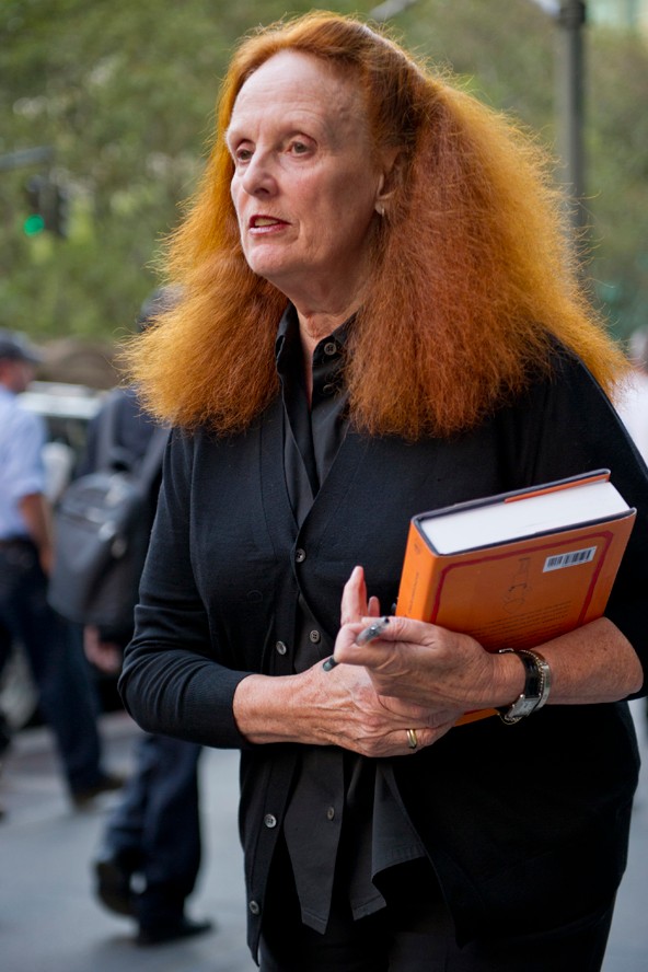 Grace Coddington nemrégiben megjelent önéletrajza igazi bestseller. Ritka, hogy alig lehet hozzájutni divatkönyvhöz, mert akkora a kereslet rá! A September Issue című film óta jobban ismerik a tipródó, végtelenül szimpatikus divatszerkesztőt. Egy bölcs ember, akinek megjelenése is varázslatos, még akkor is, ha egy egyszerű, fekete szettben rejtőzködik.