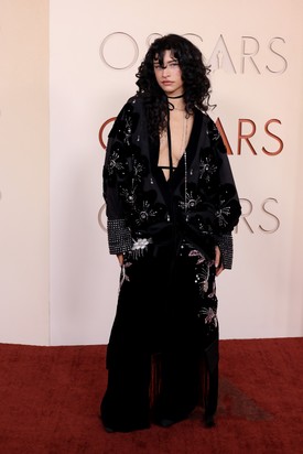Odessa A'zion, a Marty Supreme színésznője egy fekete Valentino kreációban mutatta meg az ő belső rocksztárját. A lázadó megjelenést a merész dekoltázs járatta csúcsra. Így kell bátran és erőteljesen bemutatkozni egy Oscar-gálán!