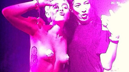 Miley topless, mellbimbótapaszban Alexander Wang partiján