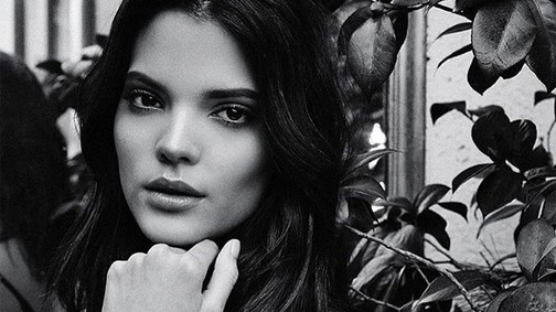 Hihetetlen a modell, aki kicsit minden Kardashian-Jenner lányra hasonlít