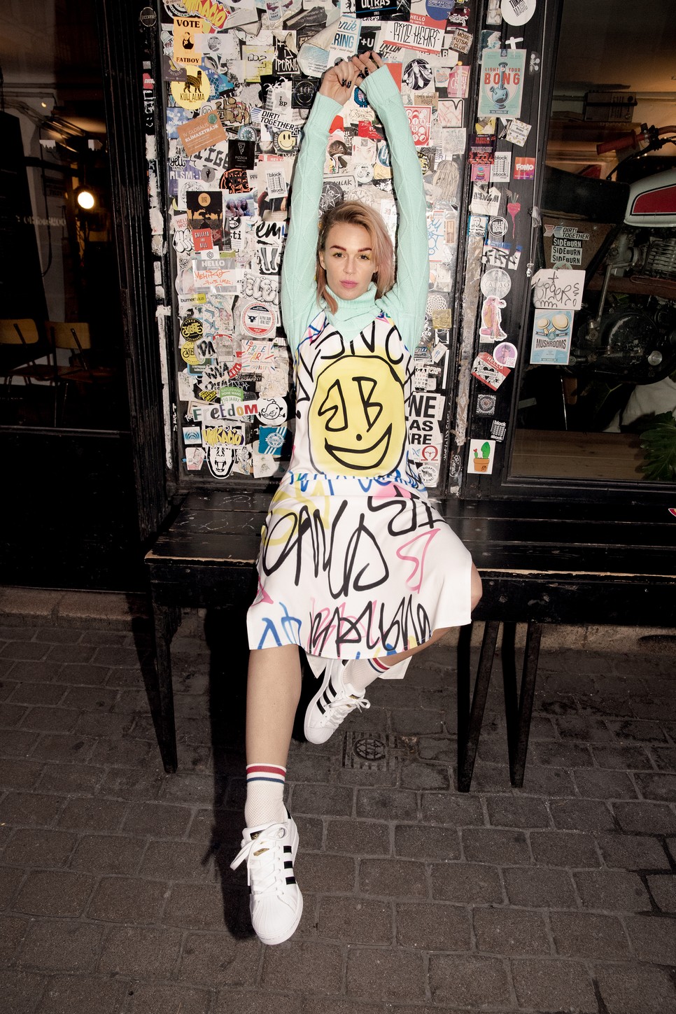 Ruha RETROCK 27 980 Ft | Kötött felső DUA LIPA X PEPE JEANS 25 000 Ft | Zokni CALZEDONIA 1995 Ft | Tornacipő ADIDAS – Footshop 29 480 Ft