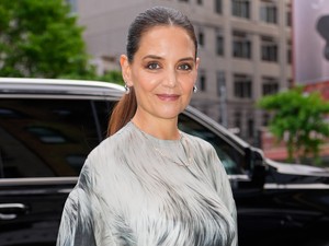 Suri Cruise annyira hasonlít édesanyjára, Katie Holmes-ra, hogy szinte nem is tudjuk eldönteni, melyiküket látjuk