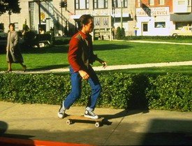 Az 1985-ös Vissza a jövőbe című ikonikussá vált filmben Michael J. Foxot el sem tudnánk elképzelni a gördeszka és a feket magas szárú Converse nélkül.