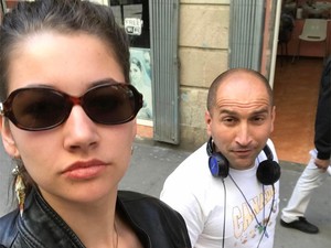 Ez a lány az utcai zaklatóival szelfizik, és az egész ZSENIÁLIS