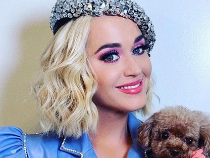 Elolvadsz: édes kutyusát sétáltatja Katy Perry egy babahordóban