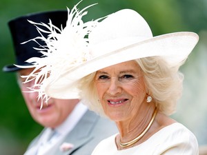 Szívmelengető fotón Kamilla királyné, amint egy bébi elefántot etet