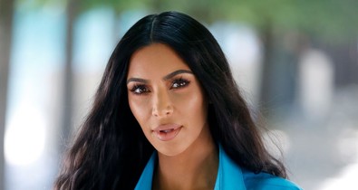 Kim Kardashian fehérneműben érkezett egy esküvőre, a végeredmény mégis lélegzetelállító