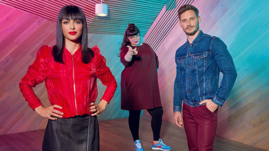 Minden szempontból megéri nyitottnak lenni az embertársainkra, ezt hirdeti a Nyitottak vagyunk alapítvány és nagykövetei is, Farkas Franciska, Pusztai Olivér és Ráskó Eszter is. Raskó Eszeter ruha H&M, nyaklánc EVE BY EVA REMENYI, cipő NIKE - Foot Shop. Farkas Franciska dzseki ZARA, Szoknya CUKOVY, Fülbevaló EVE BY EVA REMENYI. Pusztai Olivér nadrág FINSHLEY&HARDING - Van Graaf, dzseki LEVI'S, cipő CALVIN KLEIN - Van Graaf