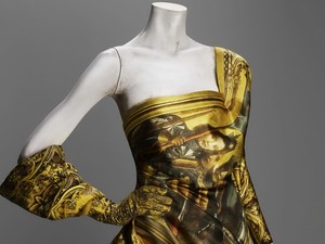 Alexander McQueen ikonikus ruhái a Metropolitan múzeumban