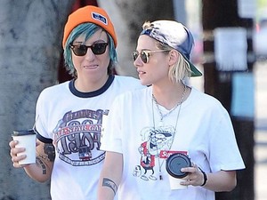 Régi-új barátnőjével csókolózik Kristen Stewart