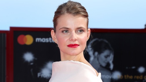 Látnod kell, milyen gyönyörű volt Jakab Juli a velencei filmfesztivál vörös szőnyegén