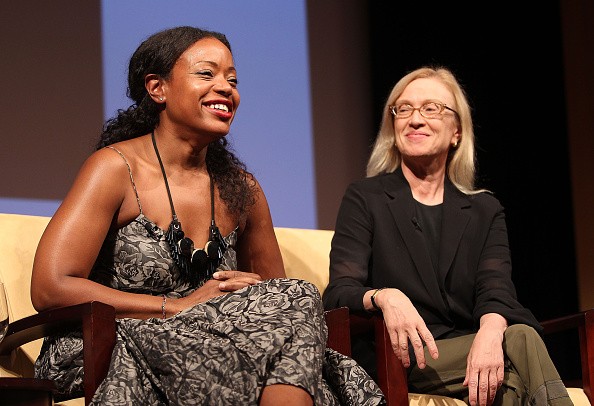 A divattervező Tracy Reese (balra) és Valerie Steele, a Fashion Institute of Technology múzeumának igazgatója és vezető kurátora a „Stílus és hatás: First Lady-k divatja” című beszélgetésen, amelyet 2014. szeptember 30-án tartottak Washingtonban, a Nemzeti Archívumban. Reese korábban ruhákat tervezett Michelle Obama First Lady számára.