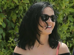 Katy Perry biciklizés közben villantott bugyit