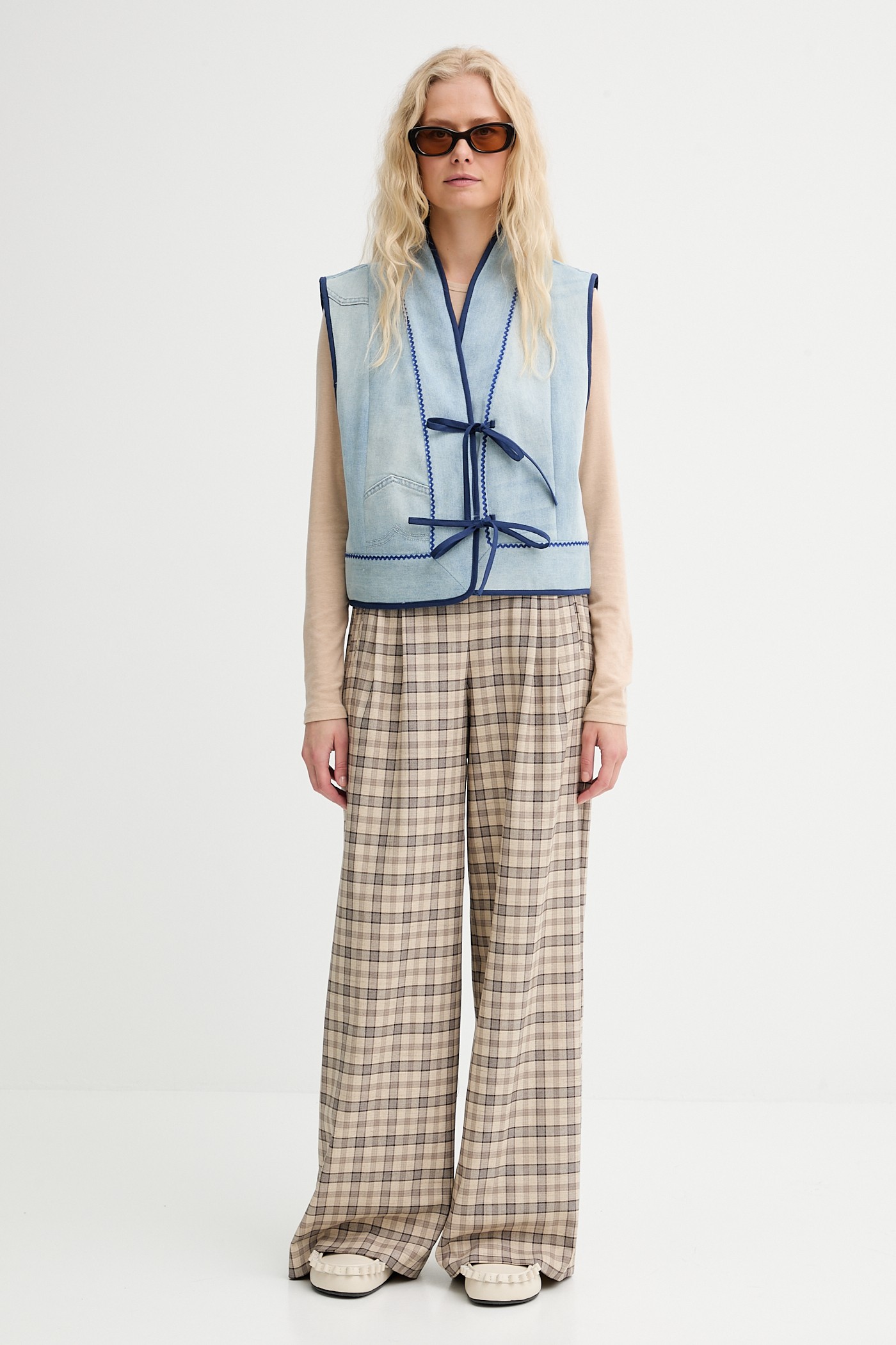 Selejtből statement – a régi farmerek új életre kelnek az Answear × INTU kollekcióban. Ez nemcsak divat, ez egy szemléletváltás.