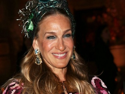 Sarah Jessica Parker csillogó D&G ruhájában olyan, akár egy magasztos festmény
