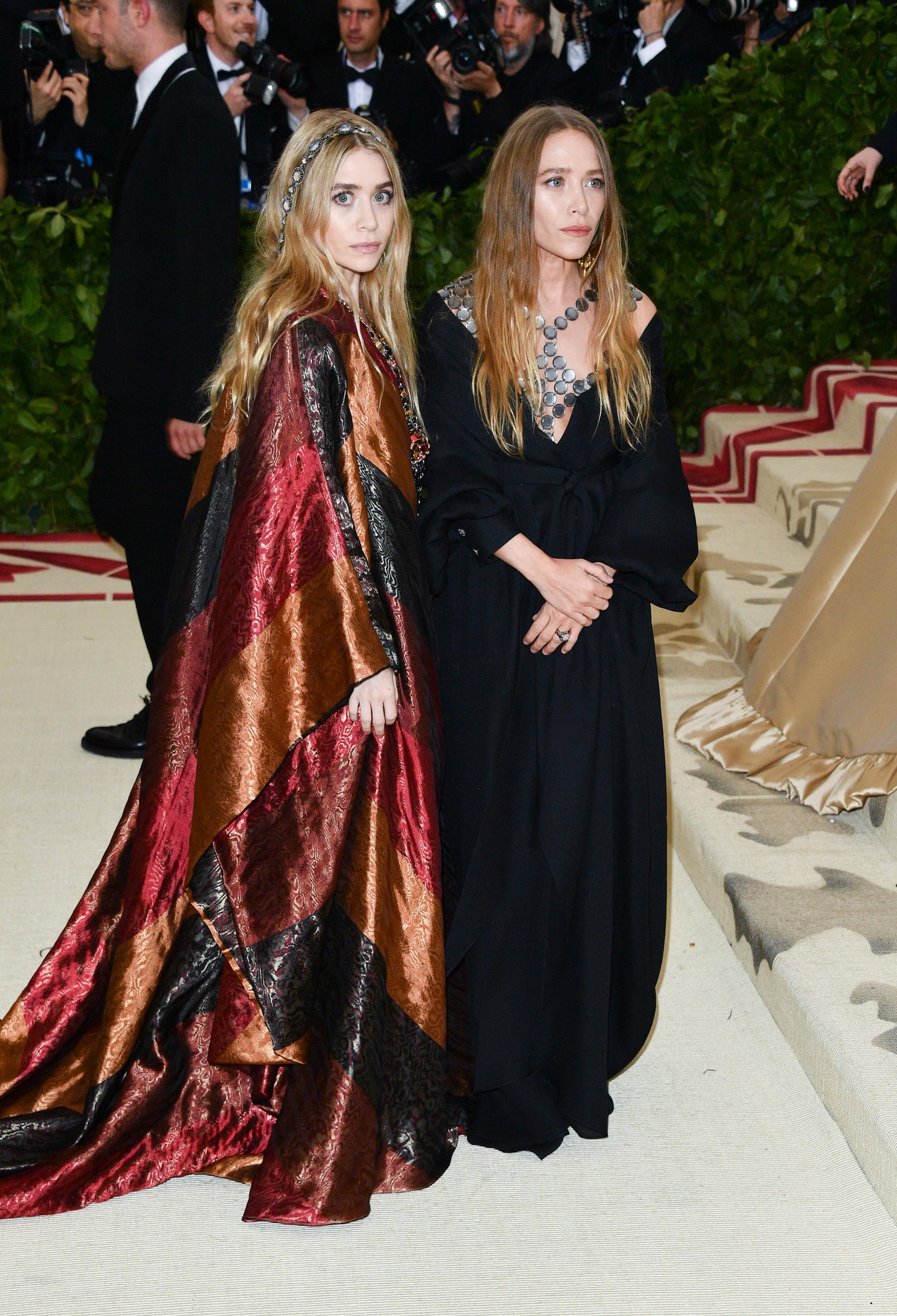 Mary-Kate és Ashley Olsen 2018-ban a Heavenly Bodies: Fashion & The Catholic Imagination Costume Institute-gálán New Yorkban