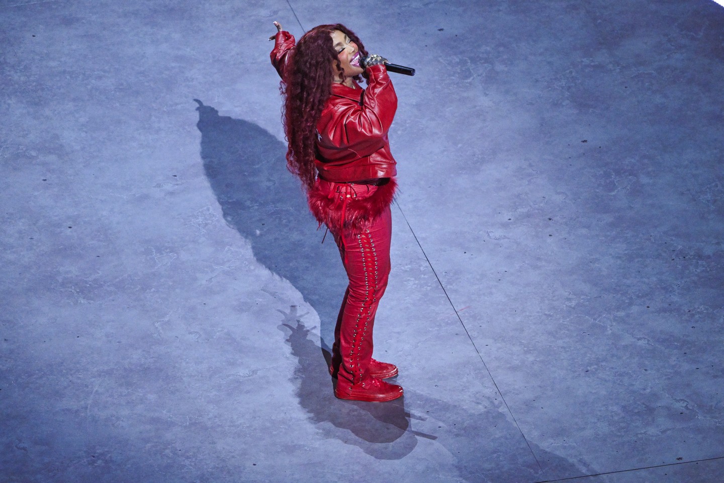 SZA vendégfellépőként egy tetőtől talpig piros szettben lobbantotta lángra a színpadot. A bőrkabát és a fűzős nadrág együtt igazán vagány választás volt, amit a prémes részletek még különlegesebbé tettek. A piros cipő tökéletesen passzolt az összképhez, amelyből csak úgy sugárzott az energia és a magabiztosság.