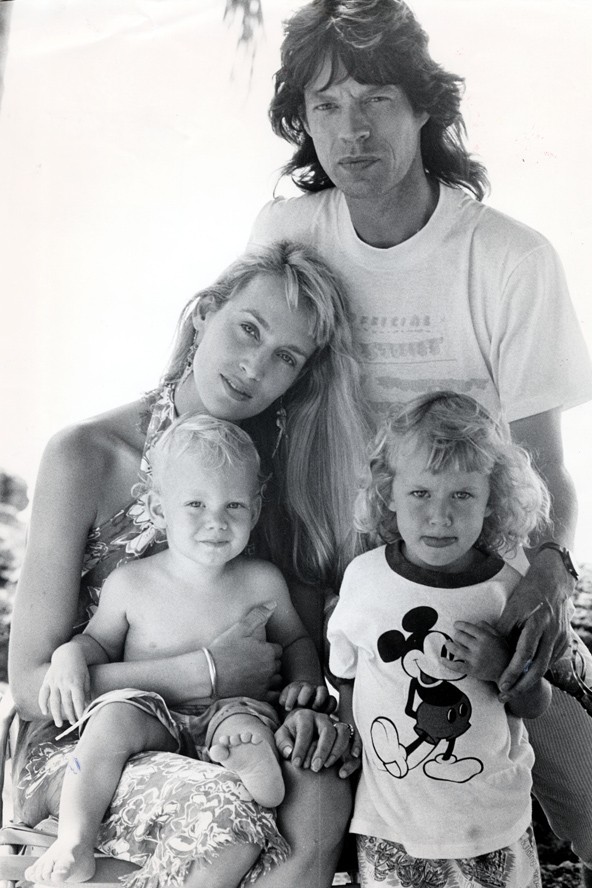 Családi idill egy balul sikerült nyaralásról. Jerry Hallt marihauána birtoklásért letartóztatták Barbadoson. Később kiderült, hogy a több kilónyi kábítószert tartalmazó csomag nem a szupermodellé volt.