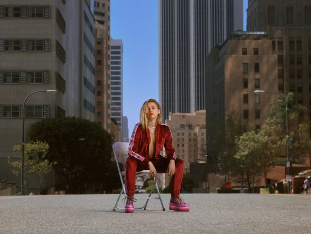 Megérkezett hozzánk is Miley Cyrus új Converse kollekciója, és a lelkedet is eladod érte, annyira menő