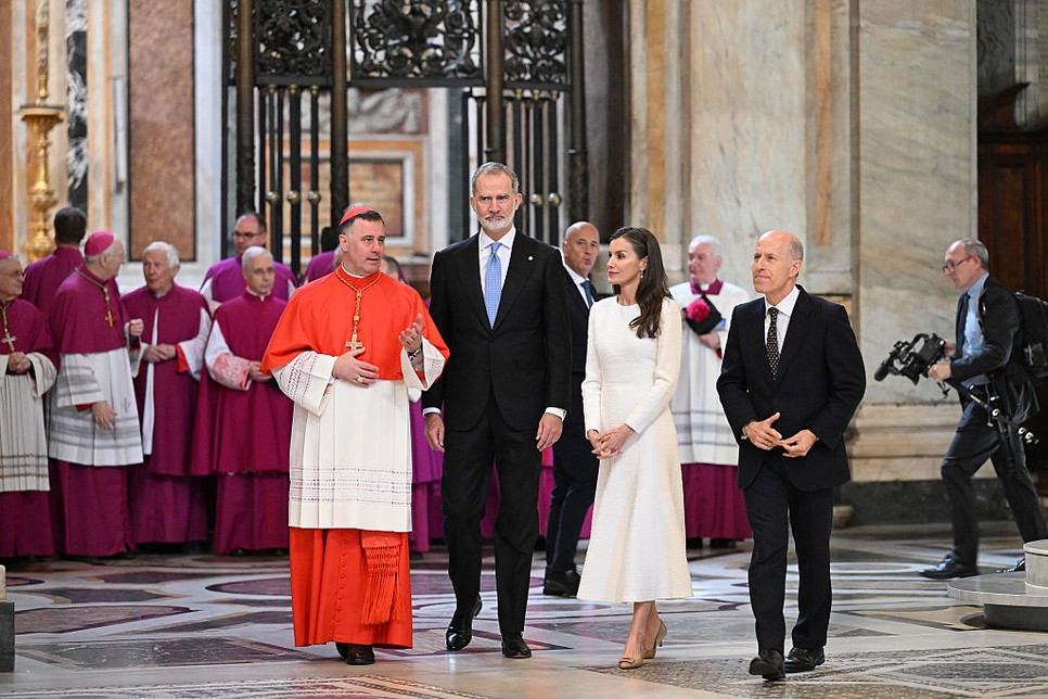 Letícia királyné tetőtől talpig fehérben látogatott el a Vatikánba