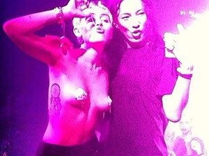 Miley topless, mellbimbótapaszban Alexander Wang partiján