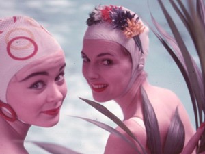 Nő a vízben: Hogy jutottunk el az életveszélyes szirénektől a villával fésülködő hebehurgya Arielig?