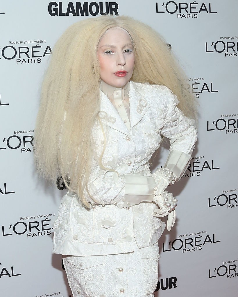 ​Lady Gaga 2013-ban nyerte el a GLAMOUR év nője díját, amelyet a nők kiemelkedő teljesítményének elismerésére hoztak létre. Gaga nemcsak a zenei világban ért el kiemelkedő sikereket, hanem divatikonként és társadalmi aktivistaként is fontos szerepet tölt be.