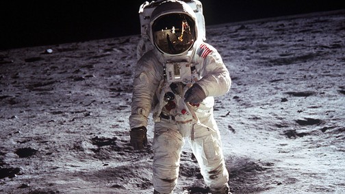 Cipőpornó: A Vans és a NASA közös cipője TÖKÉLETES