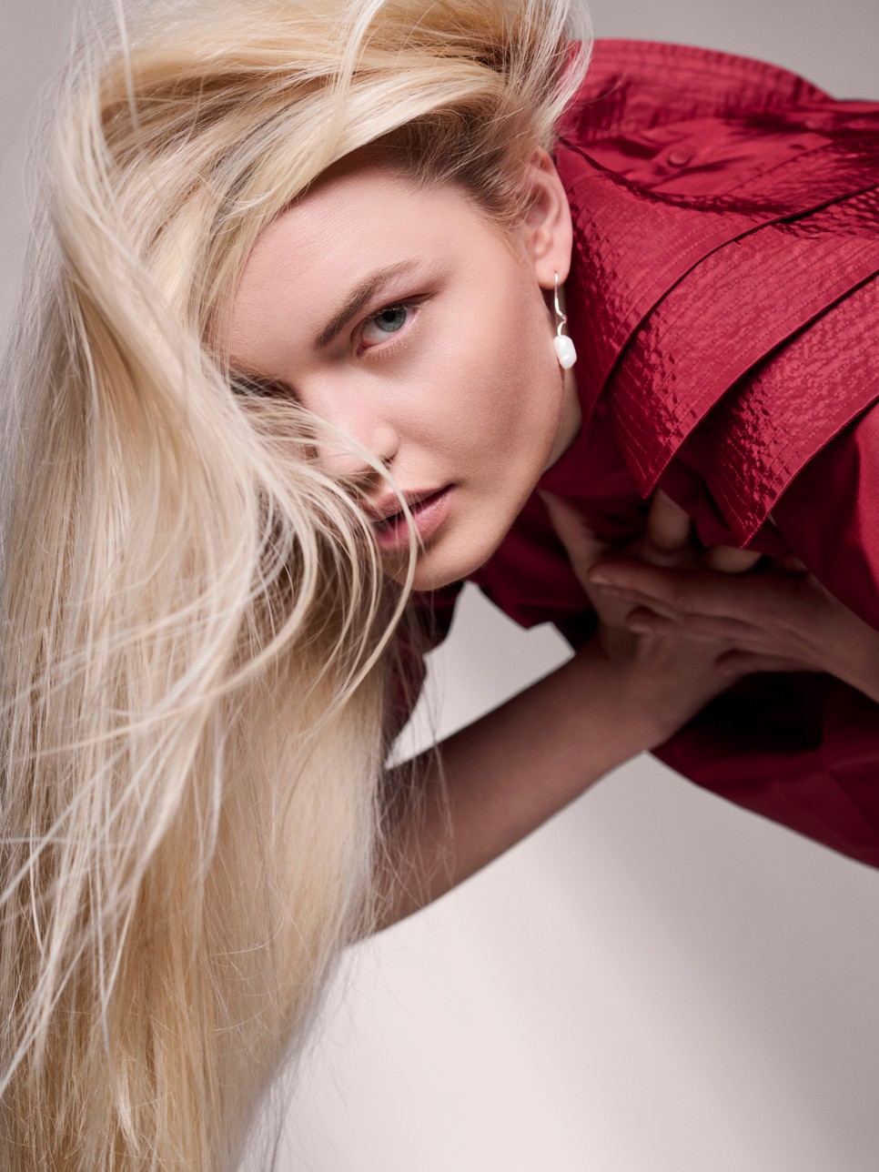 Ismerős az érzés, amikor a fodrásznál próbálod visszatartani a könnyeidet? Csak olyan szakemberre bízd a szőkítést, akiben tényleg megbízol! // Blúz: untifull Archve Fülbevaló: Pilgrim