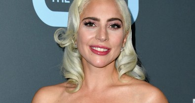 Lady Gaga a legegyszerűbb törtfehér ruhát viselte a vörös szőnyegen
