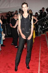 Stella Tenannt egy igazi vintage-szerelésben, Helmut Langtól