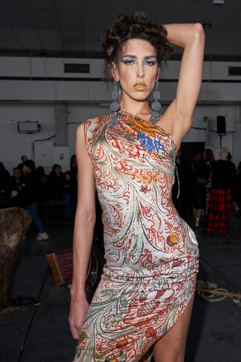 Raya Martigny az Andreas Kronthaler for Vivienne Westwood 2024-25 ősz-tél divatbemutatón