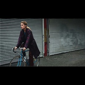 A biciklizás igenis sikkes! Vegyünk csak példát Doutzen Kroesról.