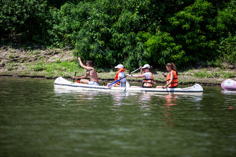 A szemétszedés után csodás látvány tárult elénk a Tisza folyón evezés közben