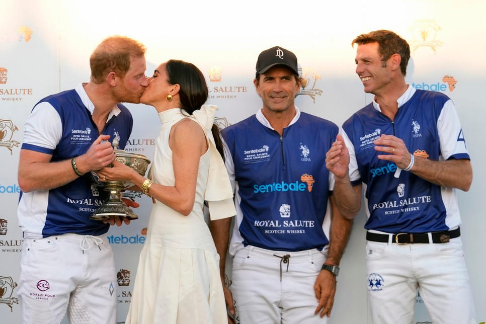 Meghan Markle és Harry herceg csókja filmbe illő