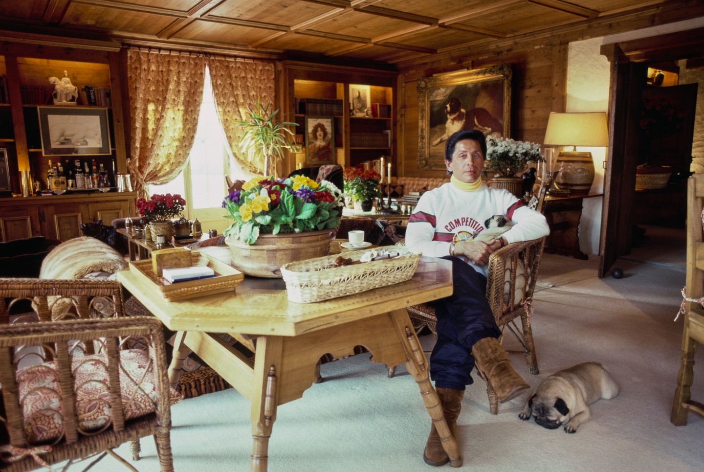 Valentino Garavani mindenhová magával vitte kutyáit, itt épp St. Moritzban nyaralt velük (1984)