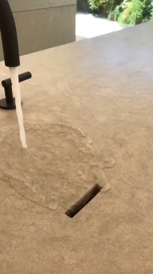 Mindenkit teljesen összezavart Kim Kardashian fürdőszobája: ilyet még sosem láttunk